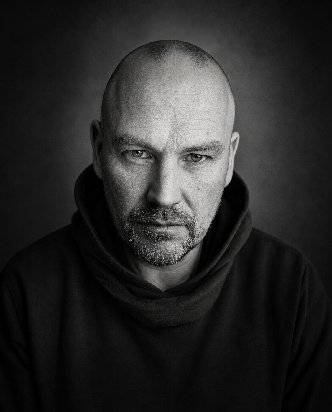 Portret van fotograaf Bart Coenaers in de studio