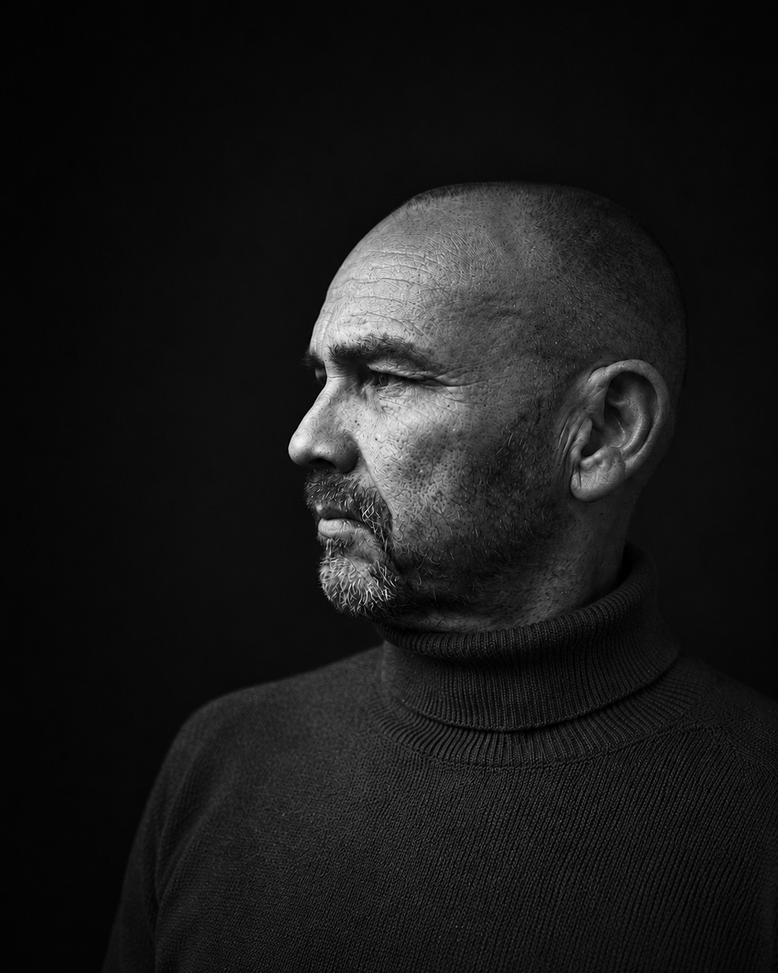 Zelfportret van Bart in zwart-wit – kale man met baard in profiel, gekleed in coltrui