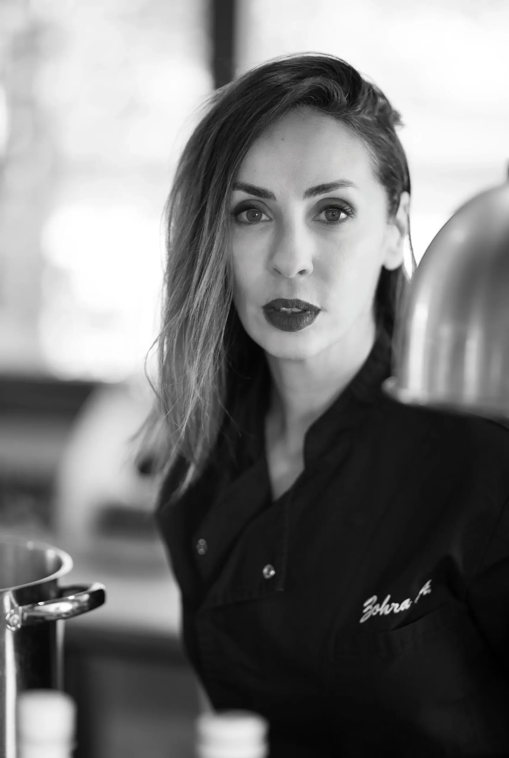 Zwart-witportret van chef-kok Zohra in haar professionele keuken