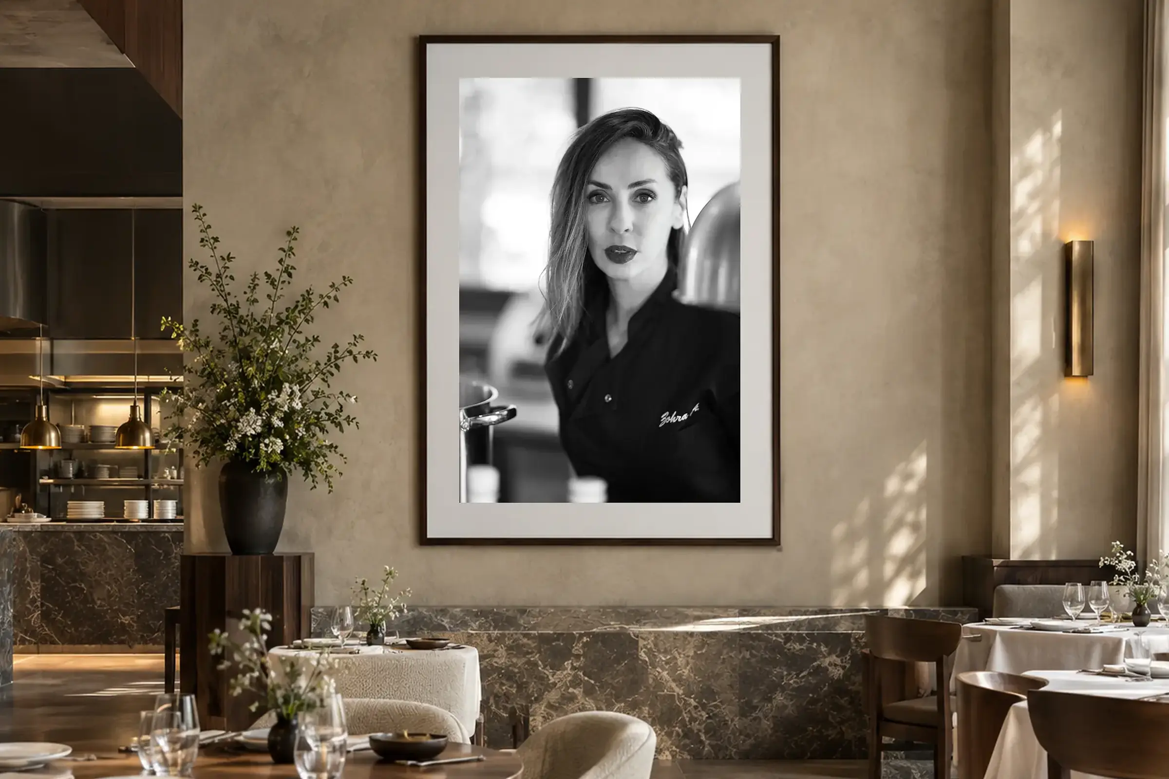 Groot ingelijst portret van chef-kok Zohra in een verfijnd restaurantinterieur